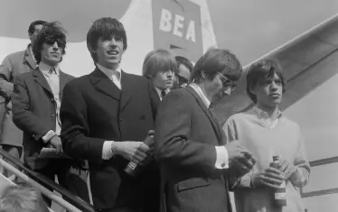 Групата пристига за концерт в Амстердам. Мик е последният вдясно.