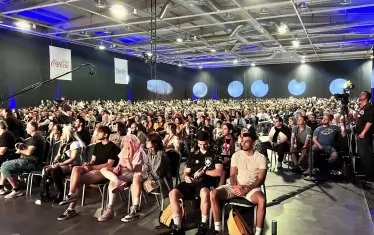 Според организаторите най-нетърпеливите фенове са били близо 10 000.