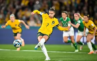 Стеф Кейтли бележи дузпата за Австралия, с която бе постигната победата с 1:0 над Ирландия в група В.