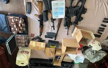 Следователите иззеха огромно количество оръжие, боеприпаси и валута