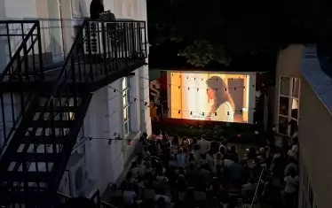 Въпреки провокациите прожекцията се състоя - като част от лятното кино в двора на института.