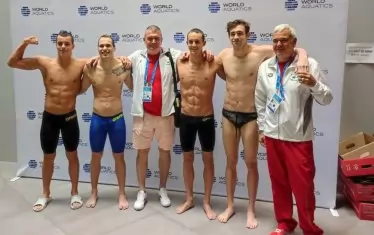 Тийнедйжърът от Велинград (вляво) беше част от щафетата на България на 4х200 м св. стил, която постигна историческо класиране за финала на световното първенство в 25-метров басейн в Мелбърн миналия декември.