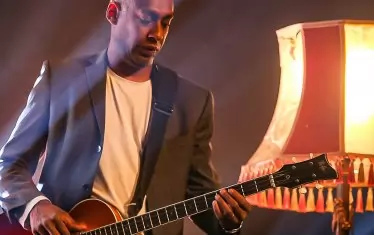  Басистът и музикален директор Дейл Дейвис.