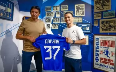 Изпълнителният директор на "Левски" Даниел Боримиров представя новопривлечения бразилец Дарлан, който стана второто лятно попълнение в отбора.