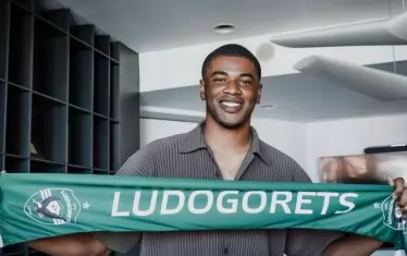 Квадво Дуа позира с шалче на "Лудогорец", след като подписа договор с разградския клуб.