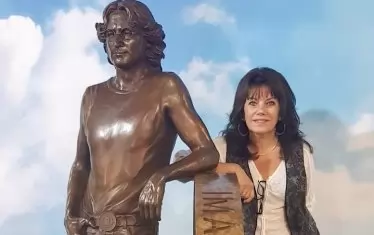  Скулпторката Лора Лиън със статуята на Джон Ленън.