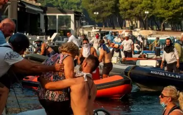 Туристи бяха евакуирани след взривове на военни складове в Гърция