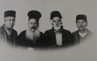 Шойлеков (вторият от дясно на ляво) сред членове на Клисурския комитет.