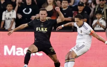 Нападателят на "ЛА Галакси" Хавиер Ернандес (вдясно) е пети в подреждането по приходи с годишна заплата от 7.4 млн. долара.