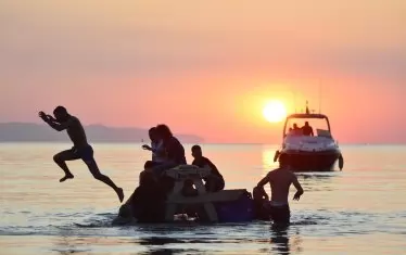 Къпане на фона на изгрева