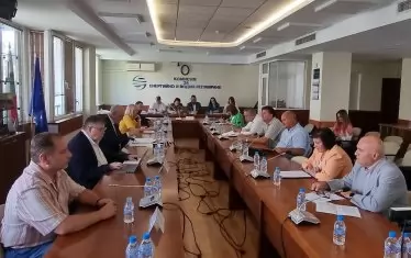 КЕВР иска да върже поскъпването на водата с бананите и хотелите 