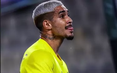 Бразилецът Уелтон ликува след попадението си във вратата на "Шкупи".