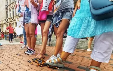  Жени демонстративно смачкаха инструмента на насилието.