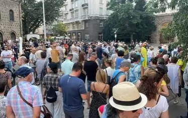 "Тук не е Москва", скандираха хората под прозорците на държавния глава.
