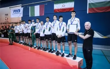 Капитанът Александър Николов получава възпоменателния плакет за третото място на България на Мондиал `23.