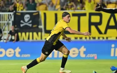 Бинтованият хърватин Мартин Секулич току що е вкарал първия гол за "Ботев" (Пд) на клубния стадион, който обаче се оказа недостатъчен за пловдивчани дори за равенство.