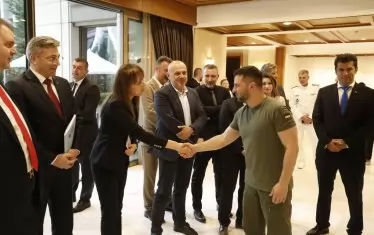 Тук президентът е неколцина политици от различни формации.