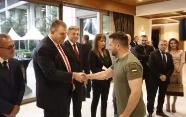 Ръкуване и с Делян Пеевски.