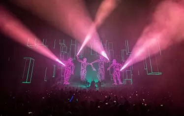 The Chemical Brothers определят музиката си като ярко цветнаи дълбоко психеделична.