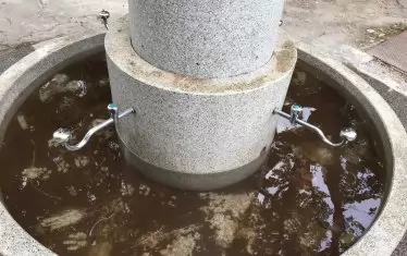 Коритото на чешмата е пълно с кал.