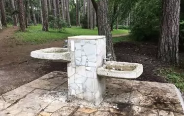  Съседната чешмичка също вече е мръсна.