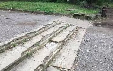 Стъпалата са разбити.