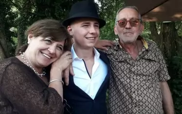  Мария със съпругаси - художника Георги Попов, и по-малкия син Марко.