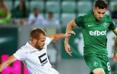 Футболист на "Балкани" влиза в краката на българския национал в тима на "Лудогорец" Доминик Янков (вдясно) по време на реванша в Разград от I квалификационен кръг за Шампионската лига.