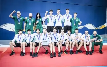 Волейболистите и треньорският екип на младежкия национален отбор позират след церемонията поп награждаване в Манама.