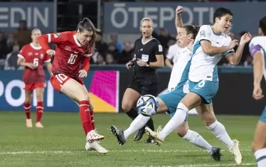 Две футболистки на Нова Зеландия са се опитали безуспешно да блокират шут на швейцарката Рамона Бахман (вляво) по време на двубоя от група А в Дънедин, завършил 0:0.