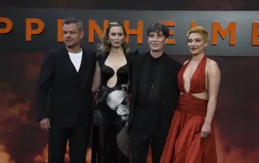 Мърфи с колегите си Мат Деймън, Емили Блънт и Флорънс Пю на червения килим по време на лондонската премиера на "Опенхаймер".