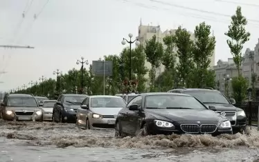 При преминаване на наводнен участък трябва да се кара на най-ниска предавка, равномерно, по възможност със скоростта на вълната, която се образува пред колата