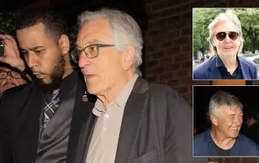  Кадър от пристигането на актьора за честването в ресторанта. 