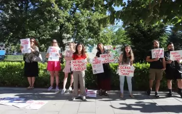Група граждани се събра тази сутрин пред парламента - съвсем малка в сравнение с масираните протести срещу насилието, които се проведоха през последните дни в редица градове у нас.
