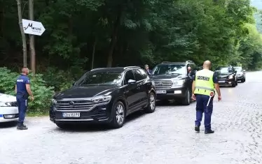 Пътят остана блокиран, а много хора не бяха допуснати до къщите си в квартала, защото нямат официална адресна регистрация там.