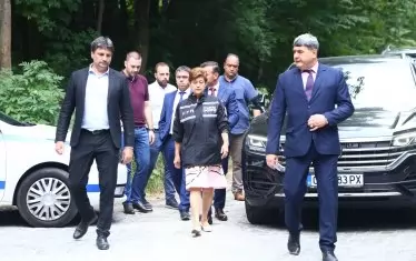 Главният секретар на МВР Петър Тодоров (в дясно) и градският прокурор на София Илиана Кирилова дойдоха на мястото и говориха пред журналистите.