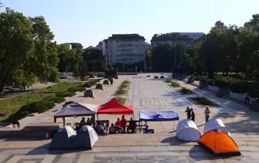 Хората в палатковия лагер и сега остават там.