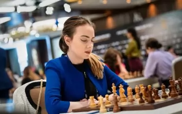 Нургюл Салимова анализира ситуацията върху дъската в откриващата партия срещу Оливия Кьолбаса.