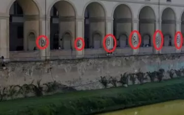  Загрозената с нескопосни графити колонада.