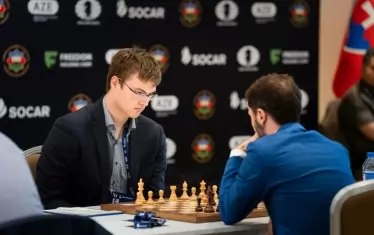 Гросмайстор Иван Чепаринов (в гръб) се е умислил в дебюта срещу германеца Фредрик Сфане.