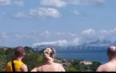  Почиващи в Крим наблюдават димната завеса над моста