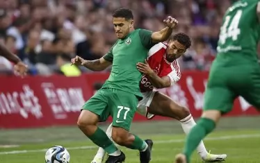 Десният бек на "Аякс" и нидерландския национален отбор Девейне Ренш е фаулирал нападателя на "Лудогорец" Кайо Видал по време на реванша на ст. "Йохан Кройф Арена" в Амстердам.