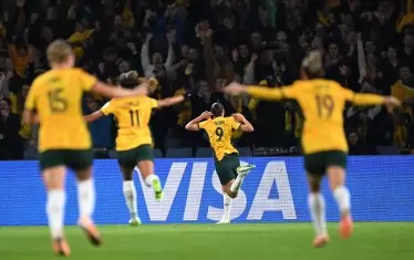 Нападателката на "Арсенал" Кейтлин Фурд (в дъното с №9) е хукнала да обира овациите на 75-хилядната публика на стадиона в Сидни, след като е открила резултата за Австралия в 1/8-финала срещу Дания.