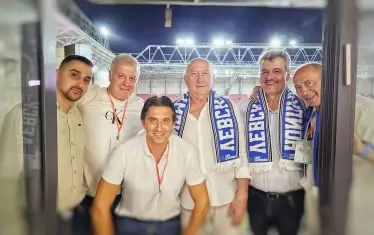 Майкъл Чорни (в средата) позира заедно с друг бивш собственик - Тодор Батков, настоящия притежател на акциите Наско Сираков, изпълнителния директор на клуба Даниел Боримиров (отпред), бившия треньор на "Левски" Емил Велев (вдясно), който има отлични контакти в Израел, както и с Тодор Батков-младши (вляво).