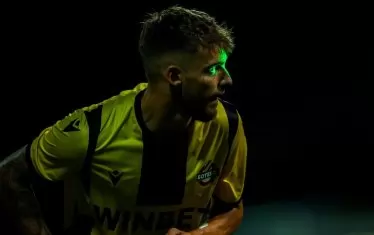 Заслепяването на футболисти на "Ботев" (Пд) донесе на "Пирин" първа обновена (т.е. удвоена) глоба за подобно проявление през настоящия сезон.