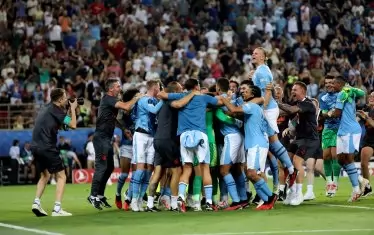 Футболистите на "Манчестър С" се прегръщат след успешния край на изпълнението на дузпи в мача за Суперкупата на Европа срещу "Севиля" на ст. "Караискакис".