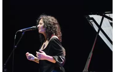  Кристина Вилалонга е гласът на Destino Tango Trio.