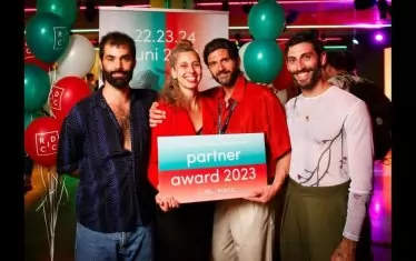  Ор, Оран и техните танцьори създават представления със особена пластична изразителност.  