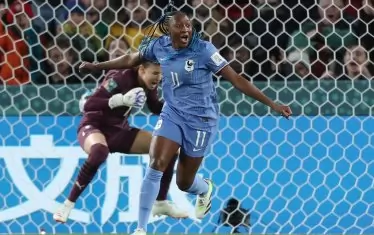 Нападателката на ПСЖ Кадидиату Диани е разперила ръце, след като е открила резултата за Франция, а зад нея мароканската вратарка Хадиджа Ер-Рмичи се ядосва за допуснатото попадение.