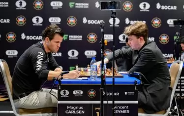 5-кратният световен шампион и настоящ лидер в ранглистата на FIDE Магнус Карлсен си записва хода на Винсент Каймер в началото на партията помежду им от втория състезателен ден на IV кръг в Баку.